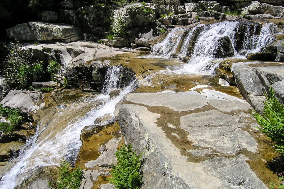 Kleiner Wasserfall am Bach von Aitone