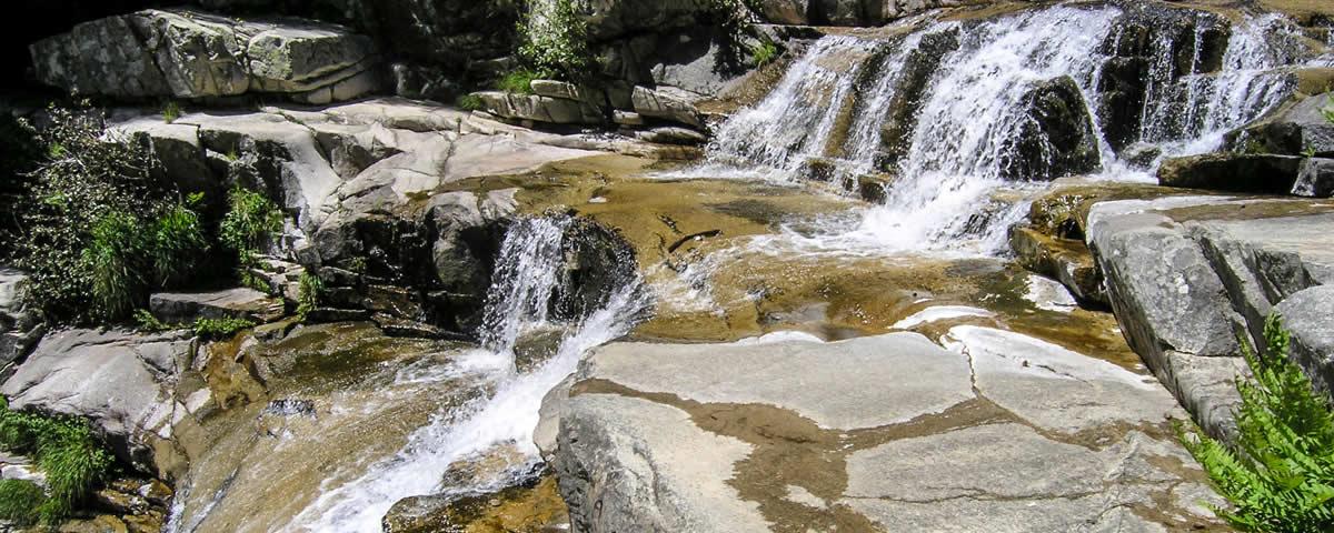 Kleiner Wasserfall am Bach von Aitone