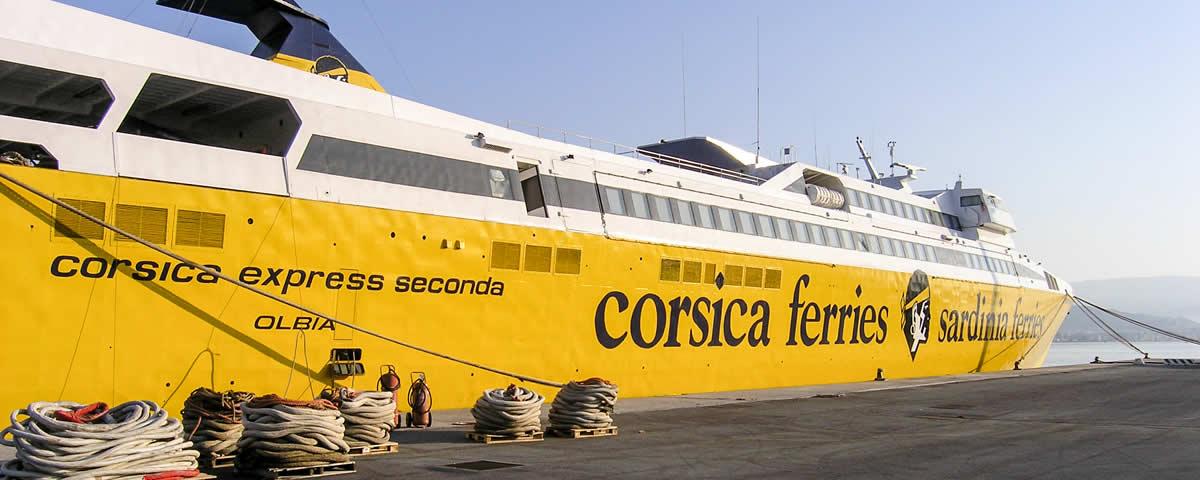 Fährschiff von Corsica Ferries im Hafen Savona