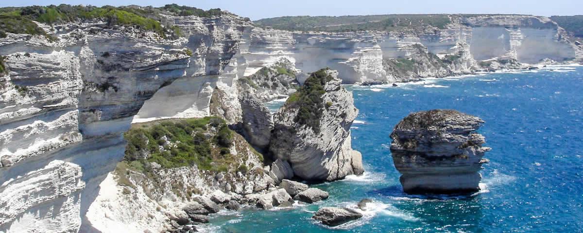Die Kalksteinklippen von Bonifacio im Süden Korsikas