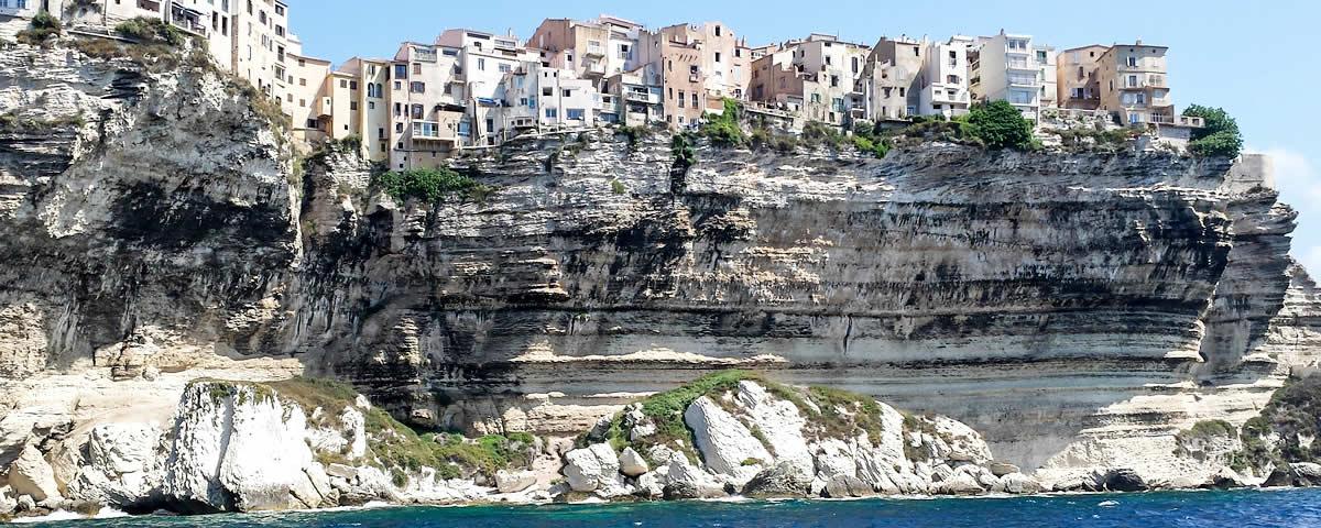 Bonifacio auf Kalkfelsen vom Boot aus gesehen