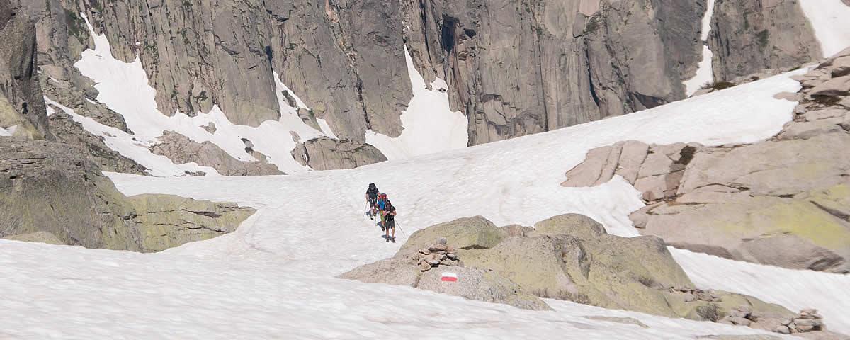 Wanderer auf dem GR20 im Schnee