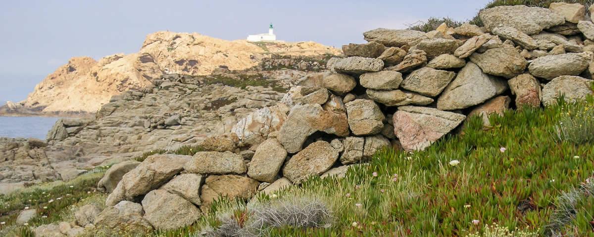 Leuchtturm von Ile Rousse auf Küstenwanderung