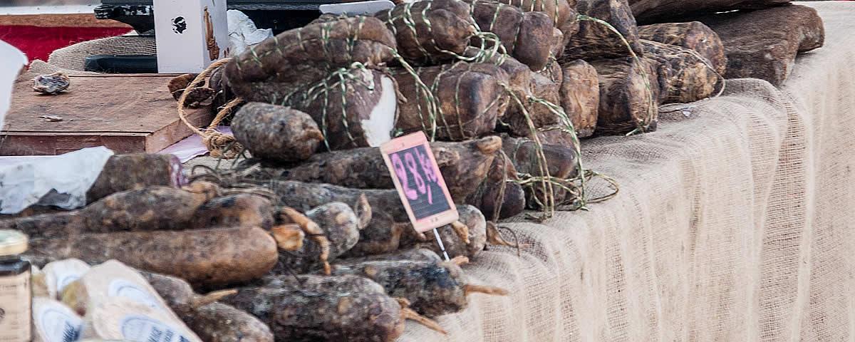 Marktstand mit korsischer Wurst und Schinken