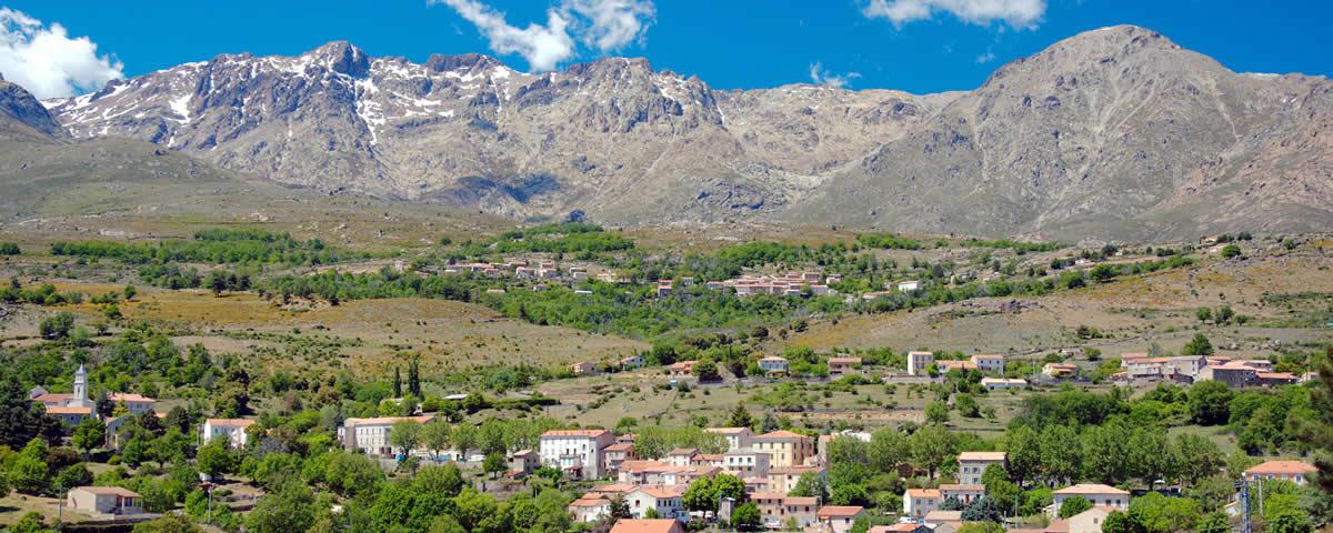 Monte Cinto im Vordergrund Calacuccia und Lozzi