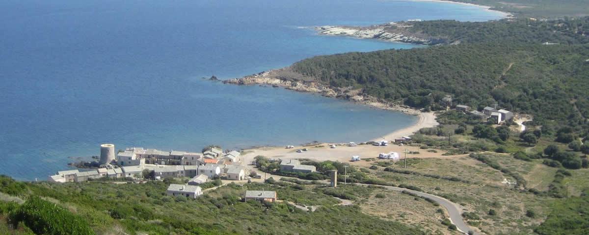 Blick auf Tollare mit Turm und die Nordküste des Cap Corse