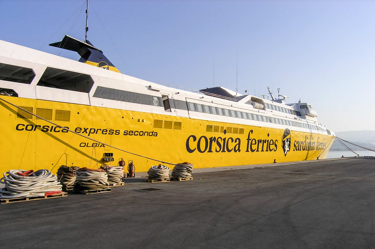 Fährschiff von Corsica Ferries im Hafen Savona