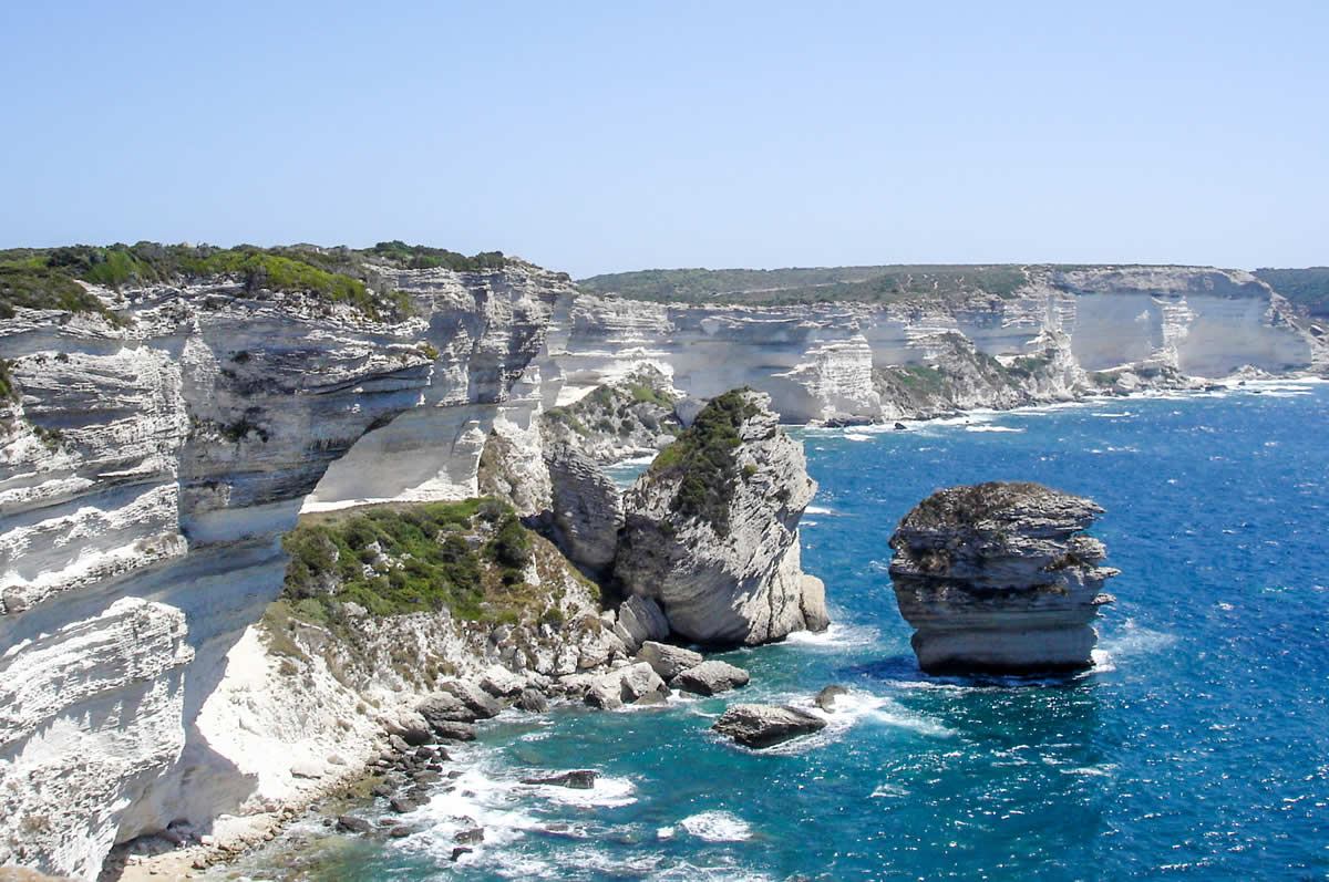 Die Kalksteinklippen von Bonifacio im Süden Korsikas