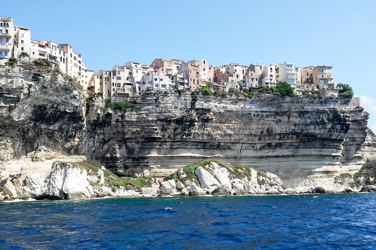 Bonifacio auf Kalkfelsen vom Boot aus gesehen