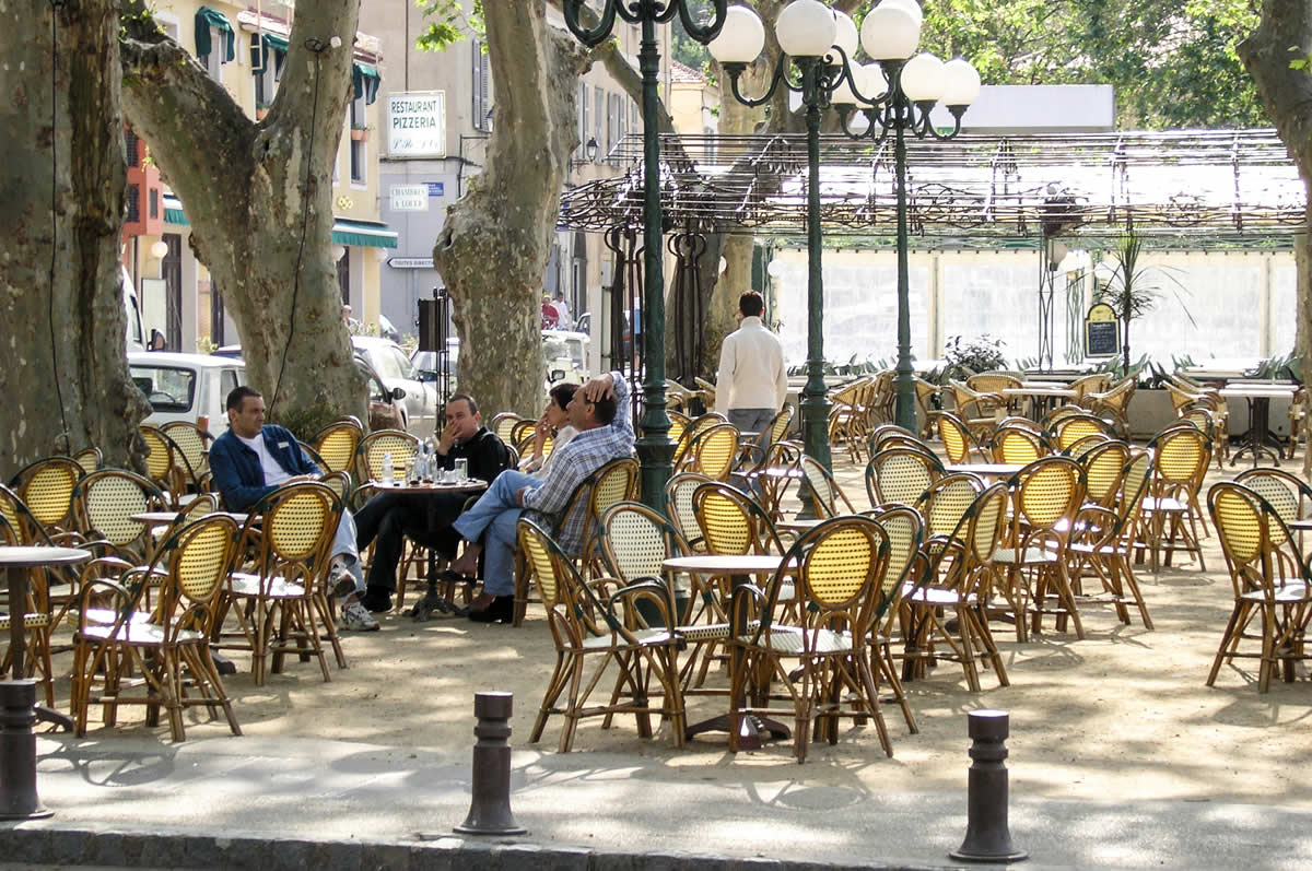 Straßencafé in Ile Rousse