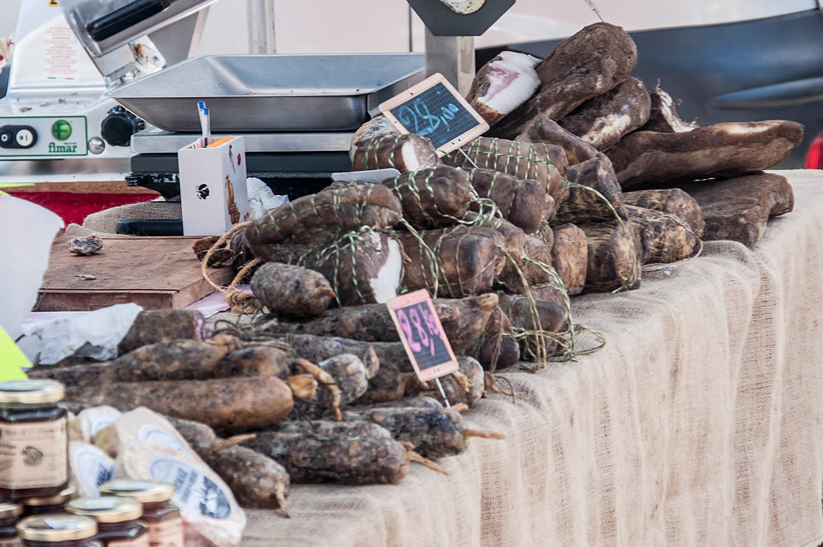 Marktstand mit korsischer Wurst und Schinken