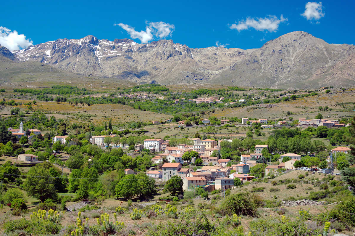 Monte Cinto im Vordergrund Calacuccia und Lozzi