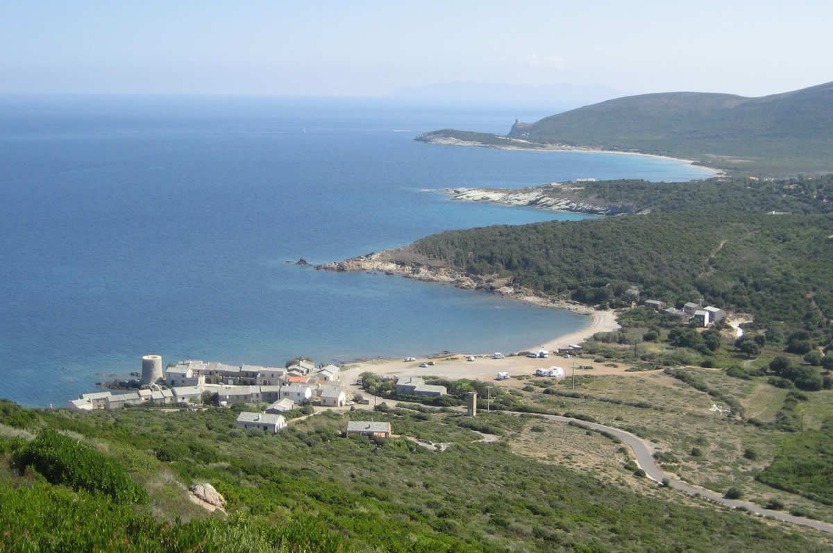 Blick auf Tollare mit Turm und die Nordküste des Cap Corse